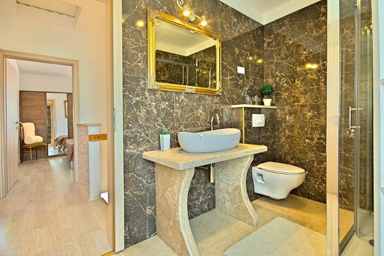 Charming Beachfront Holiday Home In Porec Exterior photo